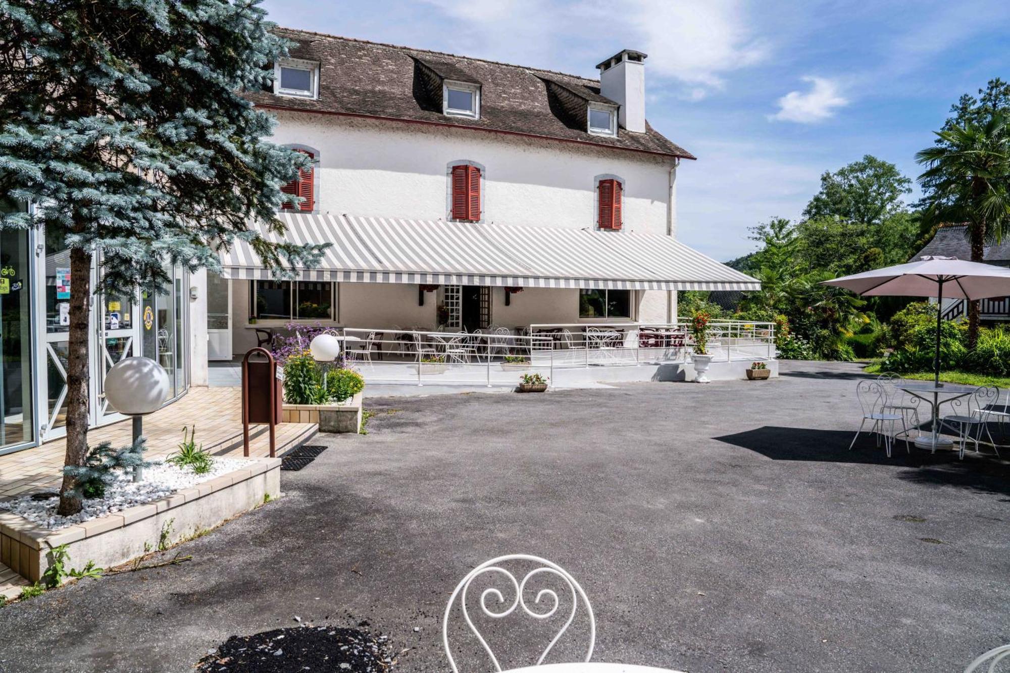 Готель Logis Le Vieux Logis Lestelle-Betharram Екстер'єр фото