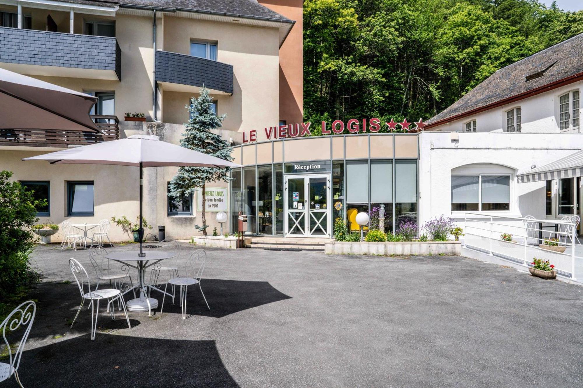 Готель Logis Le Vieux Logis Lestelle-Betharram Екстер'єр фото